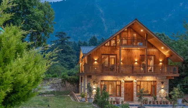 StayVista at The Artisans' Chalet with Indoor Jacuzzi
