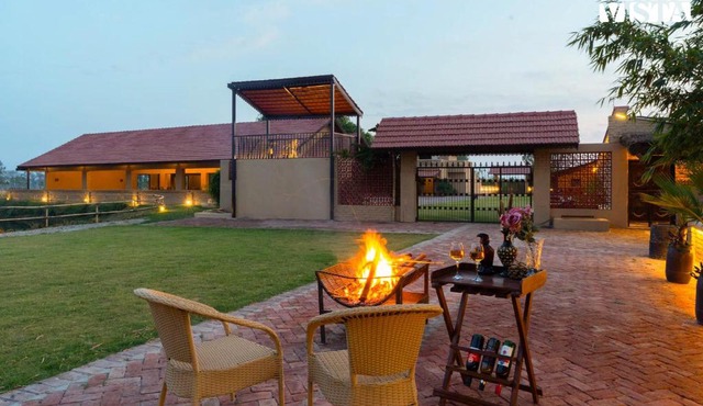 StayVista's Mud & Mirage - Pet Friendly & Projector in Neoria Husainpur