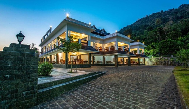 StayVista's Springhills Villa & Ayurvedic Spa - 6BHK with Pet Friendly & Sauna in Cochin