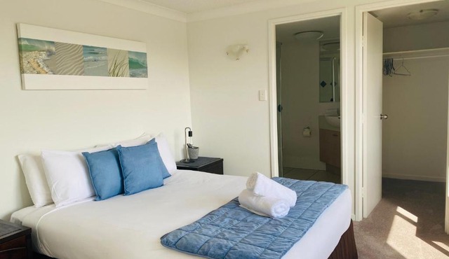 Steps From The Beach 3br Apt FREE Wifi,Pool,Parking,Smart TV in Mudjimba