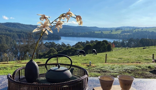 Stillwater at Broughton Hall. Jindivick. Fireside lake views. Tranquil getaway. in Jindivick