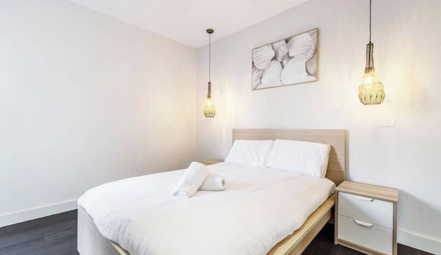 Stroll to the beach + Indoor Parking! in Bonbeach