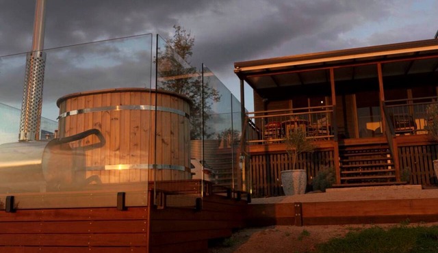 Stunning Cabin with a Private Hot Tub and Views of Bunya Mountain, Perfect for a Queensland Getaway in Neumgna