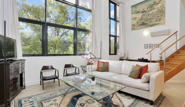 Stunning executive apartment with fast free wifi in central location with leafy outlook in Paddington