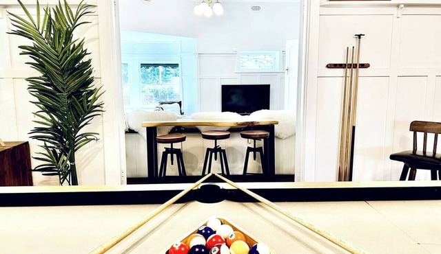 Stunning Home with King bed and Pool Table in Camberwell