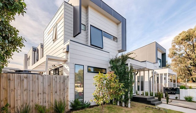 Stunning, modern, two-story detached townhouse in Footscray