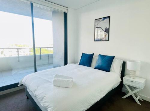 Stunning waterfront 3 bedroom condo with Pool, BBQ in Sydney