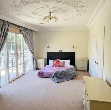 Stunning White House Luxury Retreat In Templestowe in Templestowe