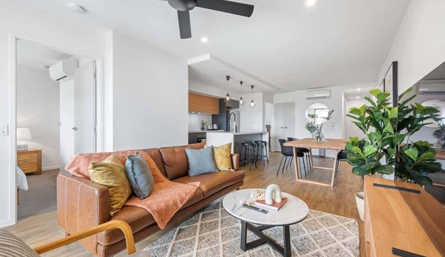 Stylish & Superb! 2Bed/2Bath/1Car~ Walk to CBD in Spring Hill