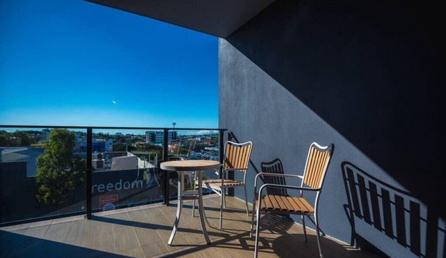 Stylish Top Level King Apartment in Windsor