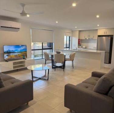 Stylish Urban Escape 4 minutes walk to the mall in Bellbird Park