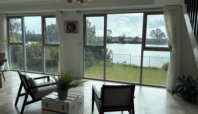 Stylish waterfront home in Helensvale