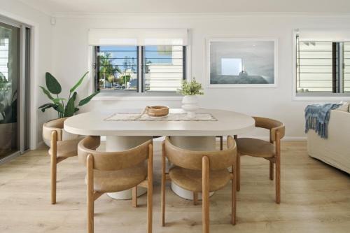 Sunbrite Breeze - Poolside Relaxation by the Sea in Gold Coast