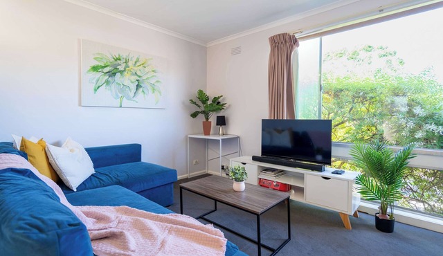 Sunny 2BR Home in Highton – Easy Geelong Access in Highton