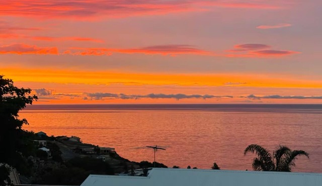 Sunset Ocean Deck, Garden BBQ, Fast Wi-Fi, Walk to Beach – Romantic Coastal Stay in adelaide