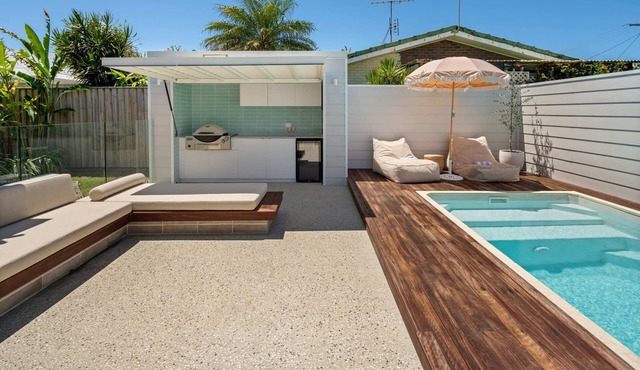 Sunshine Coastal Retreat - Stroll to the Shoreline in Mooloolaba Region