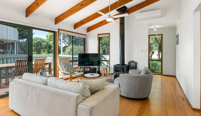Surf Rest'n Bay - sleeps 9 in CAPE WOOLAMAI