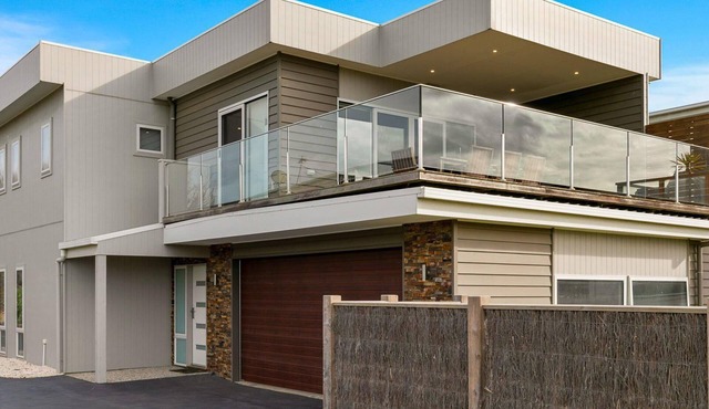 Swan Bay Views - sleeps 13 in SURF BEACH