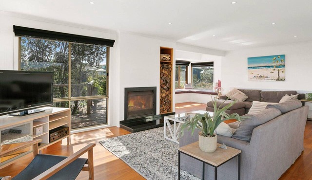 The Deck House - sleeps 8 in SMITHS BEACH