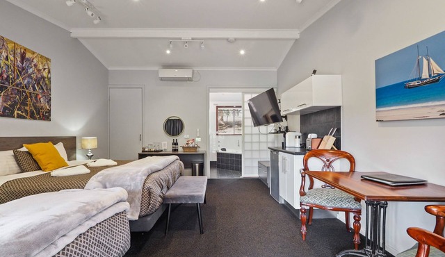 The Forest Studio Deluxe King Suite with Spa and Forest Hill Views in PEMBERTON