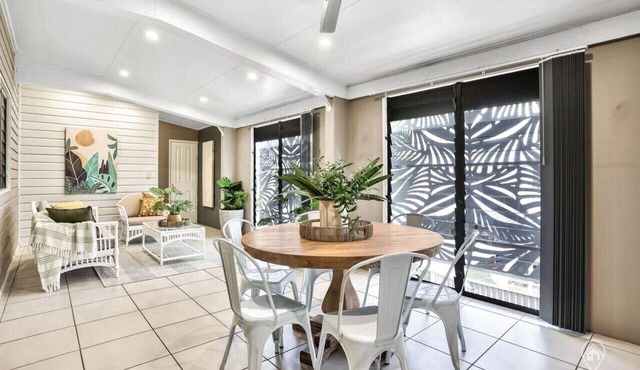 The Gallery - Stylish City-Fringe Apartment with Outdoor Living & Office Space in Bungalow