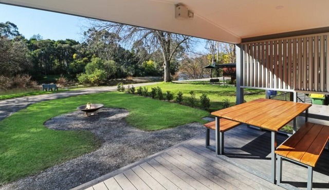 "The Goulburn" 3 Bedroom Villa - Cabin Villa 6 Sleep 6 in Thornton