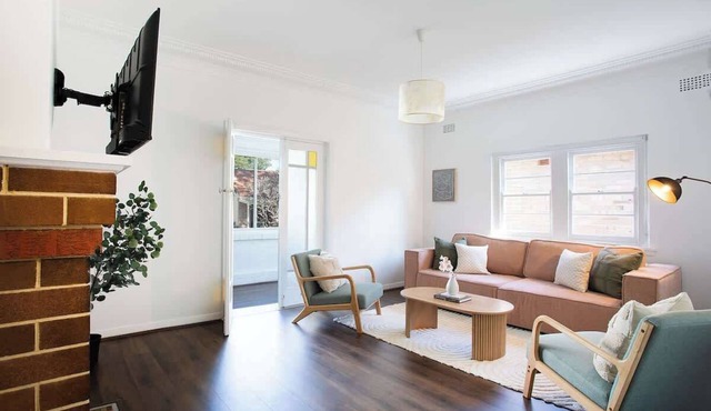 The Heri | Charming 2BR Glebe Retreat with Parking - Walk to Markets and Shops in Glebe