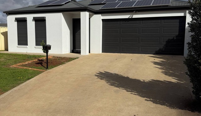 The Holiday Home Griffith - 3 bedrooms -2 bathroom , Double Garage NSW 2680 in Griffith