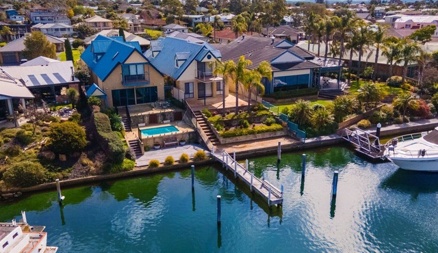 The Loft: Beautiful waterfront accommodation on the canals in Paynesville. in Paynesville
