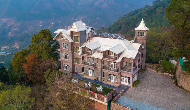 The Mansion by StayVista - 5BHK Mountain-View Villa with Private Pool in Kasauli