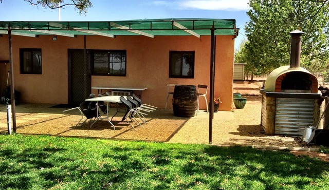 The Picker's Hut - Peaceful vineyard setting in Monash