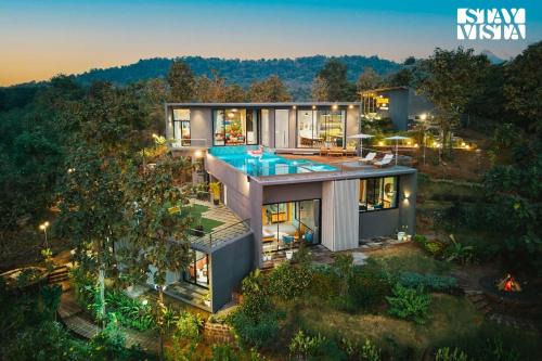 The Solitaire Home Horizon by StayVista - 5BHK Villa with Bar & Jacuzzi in Dhamni