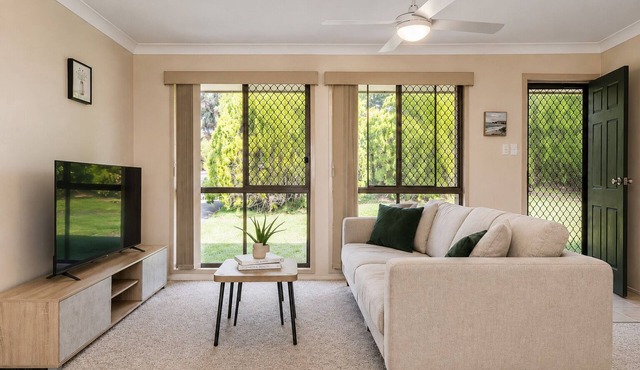 The Sunny Brick Cottage | 3BR Bright Home w/Patio - Holiday Home in Rochedale South