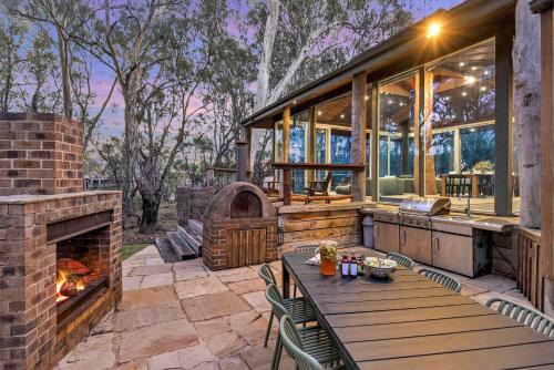 The Treehouse - Echuca Holiday Homes in Moama