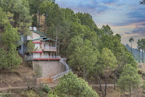 Three Bedrom House Kasauli I The Mountain Mansion I Serviced Villa I Party & Music I Sky Bonfire I Kasauli By Exotic Stays