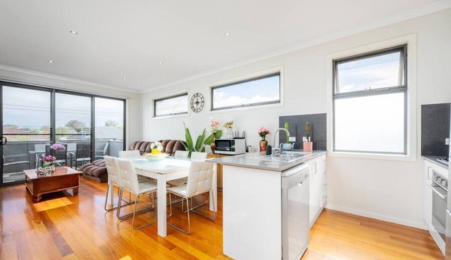 Tropical Glenroy Home with Balcony & Parking in Glenroy