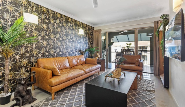 Tropical Resort Apartment with Pool and Gym Access in Westcourt