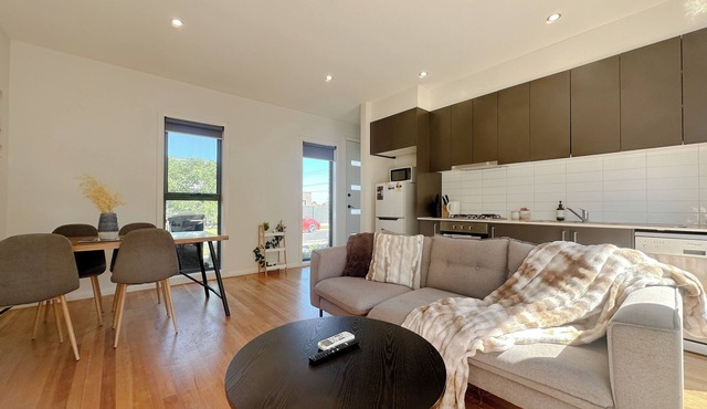 Two bedroom Glenroy Townhouse with Garage WIFI in Glenroy