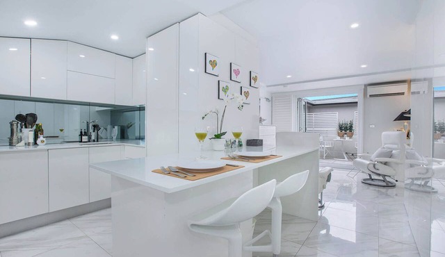 Upscale Studio in Kirribilli with private Terrace in Kirribilli