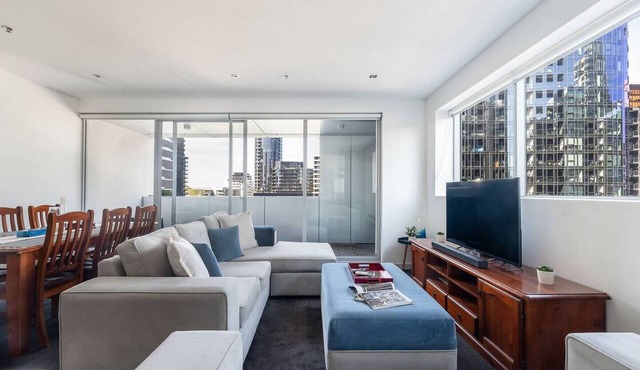 Urban Calm Comfortable Base with City Views and Gym in South Yarra