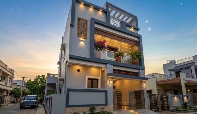 Urban white Villa Homestay with 2-bedroom AC in charming Puducherry in Puducherry