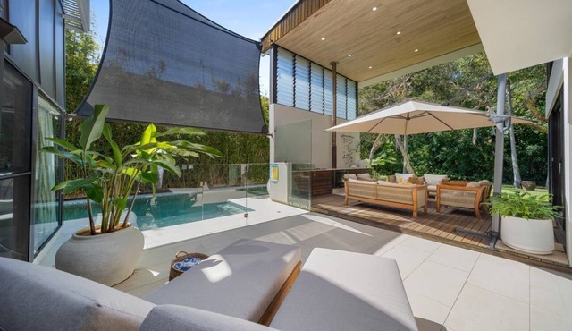 Villa Solara - Direct Beach Access, Heated Pool in Sunshine Coast