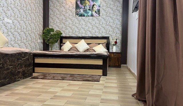 Voyzen Sthal - Luxury 1BK Apartment Near Prem Mandir with Kitchen & Free Parking