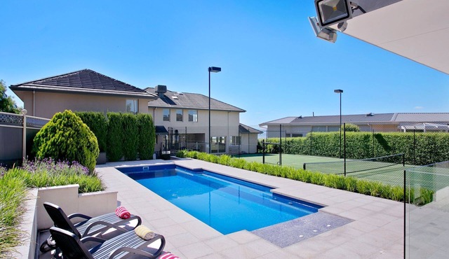 Vue de la Mer | Luxe Retreat: Tennis, Pool & Views in Mount Martha