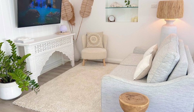 Wai Tui Villas, couples getaway-4min walk to beach in Kewarra Beach