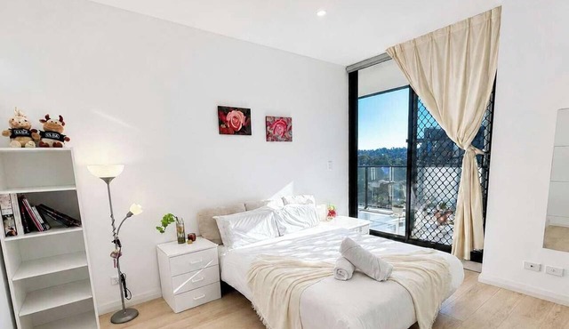Water & City View 1BR+Study Apt, Ryde in Ryde