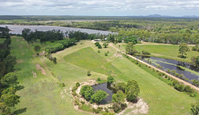 WaterviewCottage river front accommodation 1086 coast road Baffle Creek in Baffle Creek