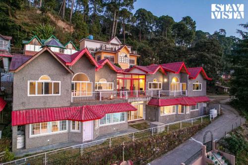 Whispering Valley by VEO, StayVista - 6BHK Mountain-View Villa with Bonfire in Rānīkhet