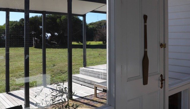 White Shell Cottage | Wood fire & beachfront in Break O'Day