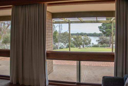Willow Lodge Retreat - Private Boat Ramp in Paringa